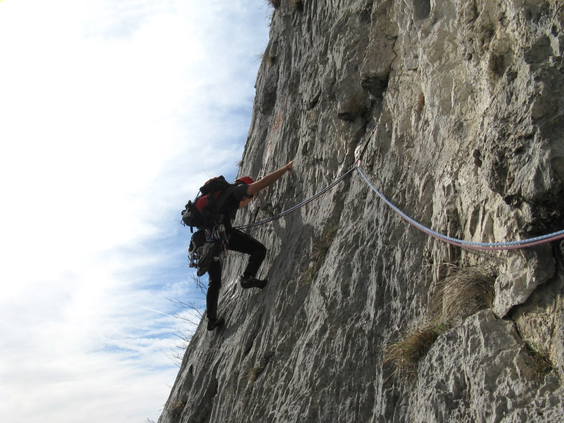 Corna di Medale - Via Cassin, Il traverso del 9° tiro - Luca Galbiati in arrampicata